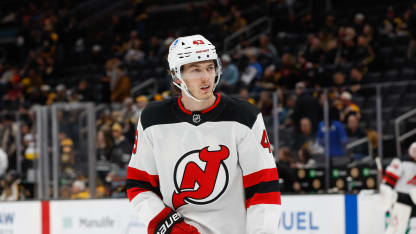 Luke Hughes lämnade matchen mot Calgary Flames skadad